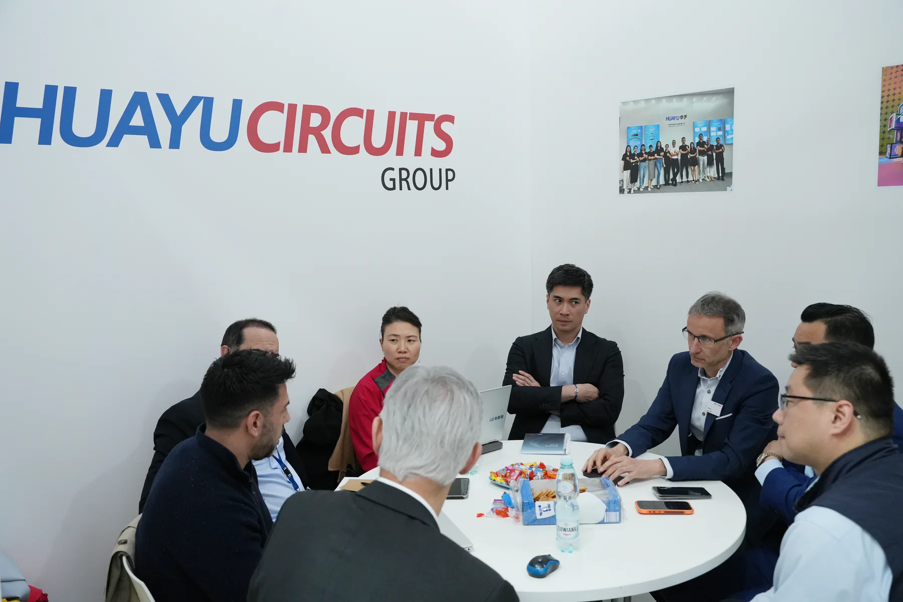 华予团队在法兰克福展会进行项目会议